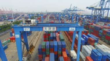 Tianjin, Çin - 4 Temmuz 2017: Kargo konteynerleriyle Limanın Havadan Görünümü,Tianjin,Çin.