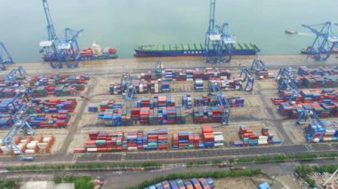 Tianjin, Çin - 4 Temmuz 2017: Kargo konteynerleriyle Limanın Havadan Görünümü,Tianjin,Çin.