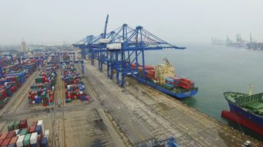 Tianjin, Çin - 4 Temmuz 2017: Kargo konteynerleriyle Limanın Havadan Görünümü,Tianjin,Çin.