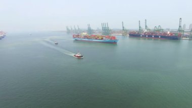  Büyük konteyner gemisinin denizde havadan görünümü