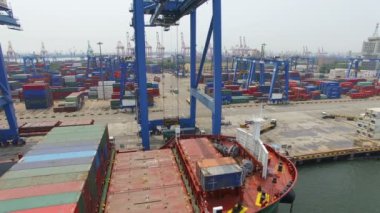 Tianjin, Çin - 4 Temmuz 2017: Kargo konteynerleriyle Limanın Havadan Görünümü,Tianjin,Çin.