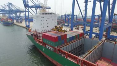 Tianjin, Çin - 4 Temmuz 2017: Kargo konteynerleriyle Limanın Havadan Görünümü,Tianjin,Çin.