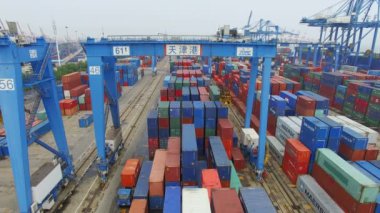 Tianjin, Çin - 4 Temmuz 2017: Kargo konteynerleriyle Limanın Havadan Görünümü,Tianjin,Çin.