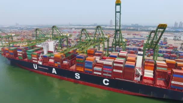 Tianjin, china - 4. Juli 2017: Luftaufnahme des Hafens mit Frachtcontainern, tianjin, china. — Stockvideo