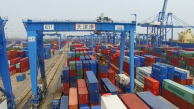 Tianjin, Çin - 4 Temmuz 2017: Kargo konteynerleriyle Limanın Havadan Görünümü,Tianjin,Çin.