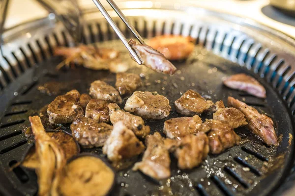 Koreański grill - mięso jest gotowane na piec. — Zdjęcie stockowe