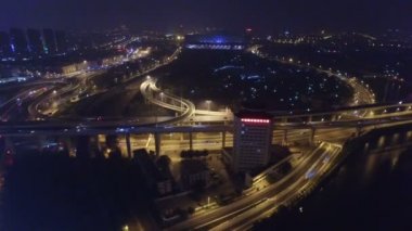Gece üstgeçitte trafik havadan çekim, Tianjin, Çin