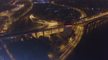 Gece üstgeçitte trafik havadan çekim, Tianjin, Çin