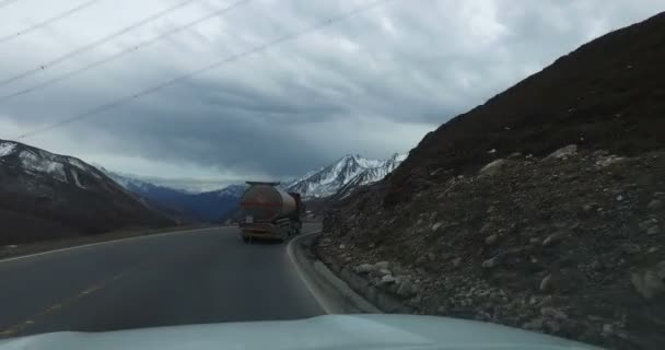 Автомобіль, що їде по дорозі в гори, Сичуань, Китай . — стокове відео