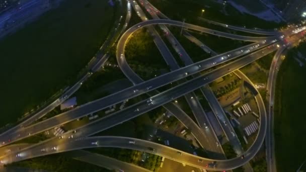 Gece Üst geçitlerde hareket eden trafik havadan çekilmiş — Stok video