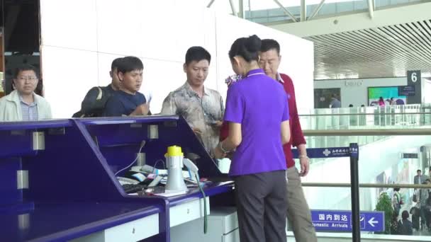 Xian, china - 22. sep 2015. passagiere am check-in schalter im flughafen vor dem flug. — Stockvideo