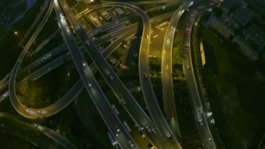 Gece Üst geçitlerde hareket eden trafik havadan çekilmiş