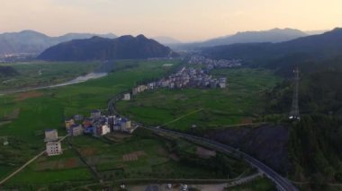 Gün batımında antik konutların havadan çekilmiş fotoğrafı,Zhejiang, Çin