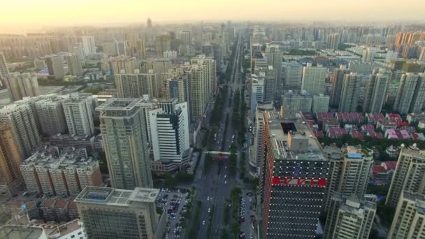 Luchtfoto van het verkeer bewegen op de weg en Cityscape bij zonsondergang, Xian, China — Stockvideo