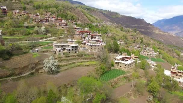 Jiaju Tibet Köyü havadan çekilmiş, Sichuan, Çin — Stok video