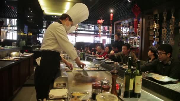 XIAN - FEB 24: Chef preparando Teppanyaki para clientes, Fevereiro 24, 2015, Xian cidade, província de Shaanxi, China — Vídeo de Stock