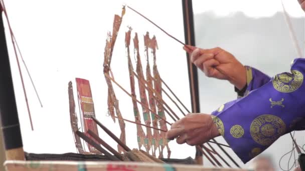 Xian - 24 feb: Folk konstnärer i kinesiska skuggspel trupp spela ackompanjemang med traditionella musikinstrument under Kinesiska våren festival, 24 feb 2015, Xian stad, Shaanxi provinsen, Kina — Stockvideo