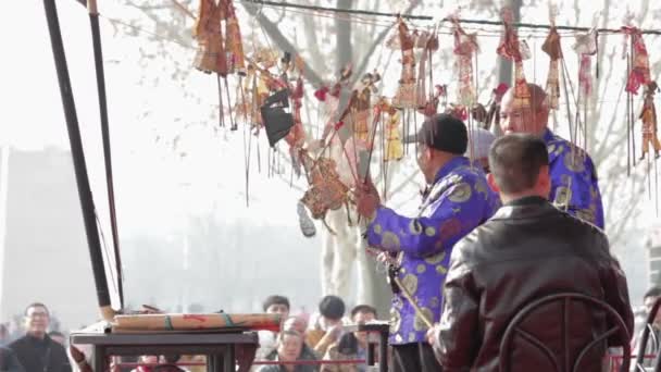 XIAN - 24 FÉVRIER : Artistes folkloriques de la troupe chinoise d'ombres jouant de l'accompagnement avec un instrument de musique traditionnel lors du festival de printemps chinois, 24 février 2015, ville de Xian, province du Shaanxi, Chine — Video