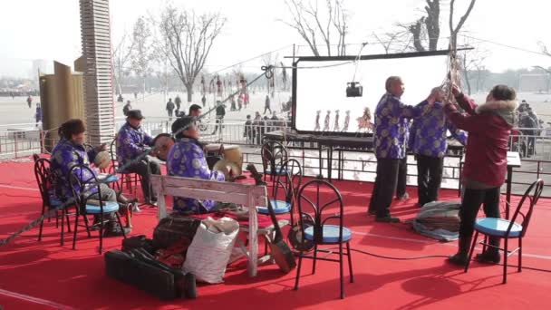 XIAN - FEB 24: Artisti folkloristici di ombra cinese suonano compagnia suonando accompagnamento con strumento musicale tradizionale durante il festival di primavera cinese, 24 febbraio 2015, città di Xian, provincia dello Shaanxi, Cina — Video Stock