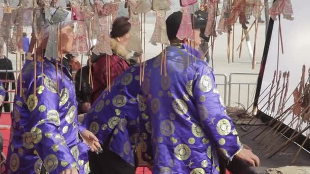 XIAN - FEB 24: Народные артисты китайской теневой труппы играют на традиционном музыкальном инструменте во время весеннего китайского фестиваля, 24 февраля 2015 года, город Сиань, провинция Шэньси, Китай — стоковое видео