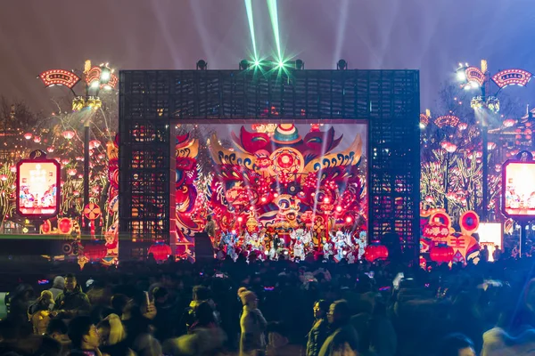 Xi 'an, Çin - 13 Şubat 2019 Çin bahar festivali için Scenic Meydanı' nda kalabalık 