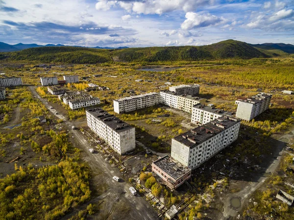 Hayalet şehir Kadykchan, Kolyma, Magadan bölgesihavadan görünümü - Stok İmaj