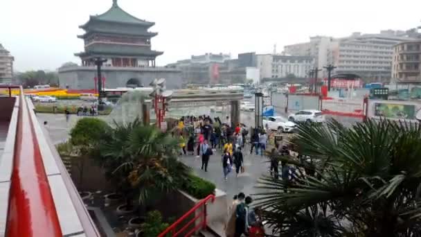 Xi An, China - April 21, 2019: Tiden går för trafik i närheten Xian Bell Tower — Stockvideo