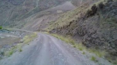 Bir ülke yolda bir otobüs sürüş, Qinghai, Çin.