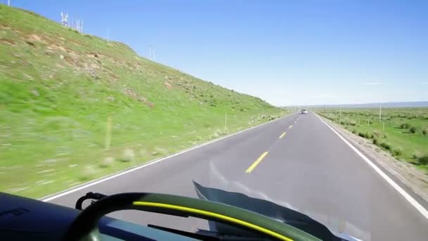 Conducir un autobús en una carretera de campo, Qinghai, China . — Vídeos de Stock