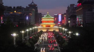 Çan Kulesi, xian, shaanxi, çin yakınındaki şehir merkezinde trafik