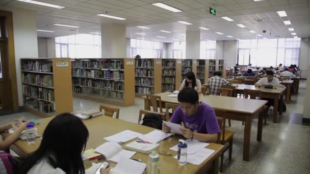 Peking, Kina-10 maj 2013-studenter i Peking universitetsbibliotek, 10 maj, 2013, Peking, Kina. — Stockvideo