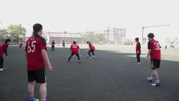 BEIJING, CHINA - 10 DE MAYO DE 2013 - Estudiantes jugando al fútbol en el patio de recreo de la Universidad de Beijing, 10 de mayo de 2013, Beijing, China . — Vídeos de Stock