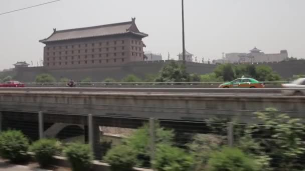 Blick auf xian city wall form moving train, xian, shaanxi, china — Stockvideo