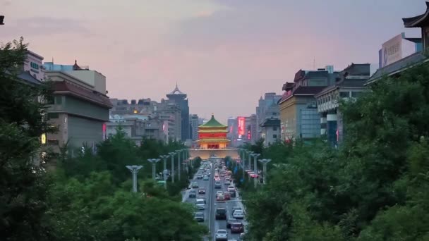 Forgalom a belvárosban közelében Bell Tower, Xian, Shaanxi, Kína — Stock videók