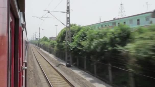 Ένα τρένο κινείται κατά μήκος των σιδηροδρομικών γραμμών, Xian, σαξί, Κίνα — Αρχείο Βίντεο