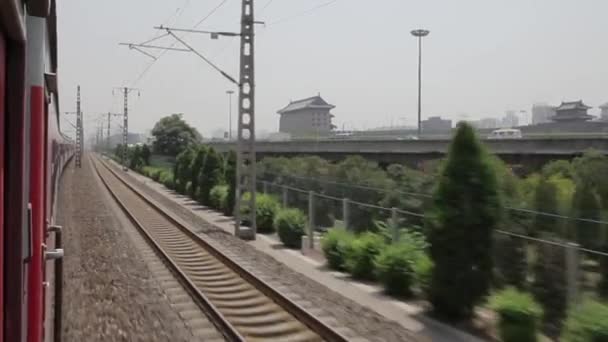 Een trein beweegt langs spoorrails, Xian, Shaanxi, China — Stockvideo