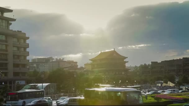 Reger Verkehr rund um den Glockenturm bei Sonnenuntergang, xian, shaanxi, china — Stockvideo