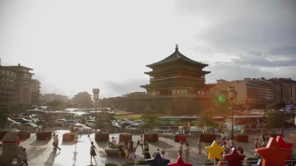 Trafic occupé autour du clocher au coucher du soleil, xian, shaanxi, Chine — Video