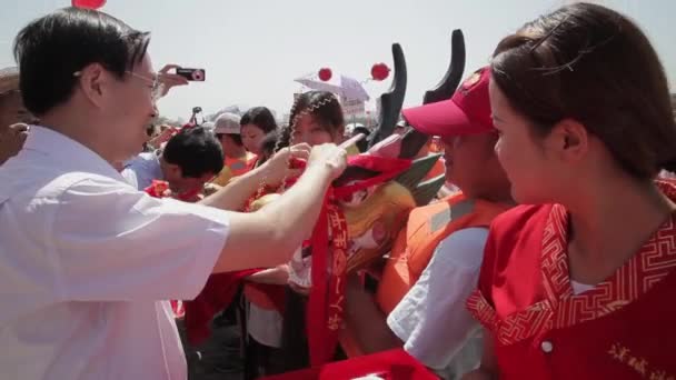 XIAN - 12 JUIN : Les gens décorent la tête de dragon avant la course traditionnelle de bateaux-dragons lors du Dragon Boat Festival, 12 juin 2013, ville de Xian, province du Shaanxi, Chine . — Video