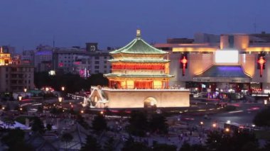 Gün batımında Bell Tower çevresinde yoğun trafik, xian, shaanxi, Çin