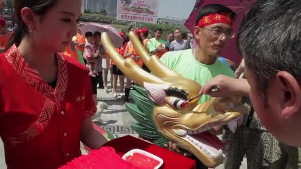 Xian - 12 Haziran: İnsanlar Ejder Botu Festivali 'nde geleneksel ejderha bot yarışından önce ejderha başını süslüyor, 12 Haziran 2013, Xian şehri, Shaanxi bölgesi, Çin. — Stok video