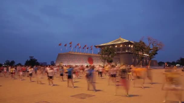 Xian, China - Jul 13, 2016. people sing and dance at night. Daming palce Plaza — Stock Video