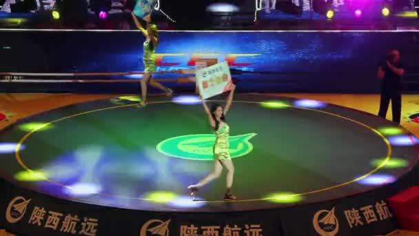 XIAN - JUN 16: Jugadores para el combate libre que viene en la arena, Jun 16, 2013, ciudad de Xian, provincia de Shaanxi, China . — Vídeo de stock