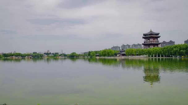 Озеро в китайском парке, Сиань, Шэньси, Китай — стоковое видео