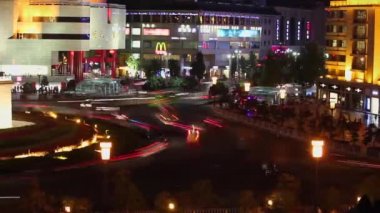 Gece sokakta şehir trafiği , xian, shaanxi, Çin