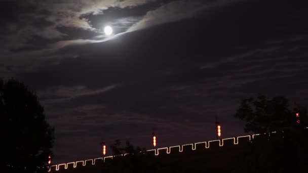 Zeitraffer-Wolken, die an einem Vollmond am Nachthimmel und der Stadtmauer von Xian, Xian, Shaanxi, China vorbeiziehen — Stockvideo