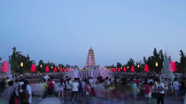 XIAN - JUN 27: Туристы на площади фонтанов Big Wild Goose Pagoda, 27 июня 2013 года, город Сиань, провинция Шэньси, Китай . — стоковое видео
