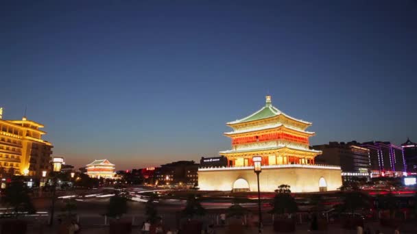 Timelapse av natten beskådar av sätta en klocka på står hög i Xian, Kina — Stockvideo