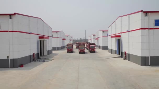 Xian - Jul 06: Truck transport tarwe in graanreservaat depot, Jul 06, 2013, Weinan stad, provincie Shaanxi, China. — Stockvideo