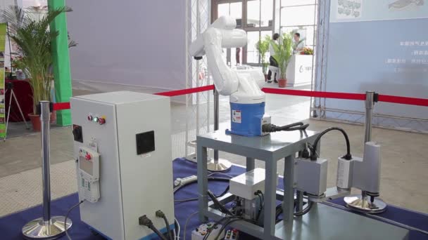 Xian - 29 Αυγούστου: Βραχίονας ρομπότ εμφανίζεται στην Expo, πόλη Xian, επαρχία Shaanxi, Κίνα. — Αρχείο Βίντεο